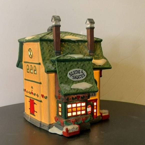 COPY - Dept 56 Elfie's Sleds & Skates North Pole Village Lighted Christmas Buil… - Picture 4 of 12